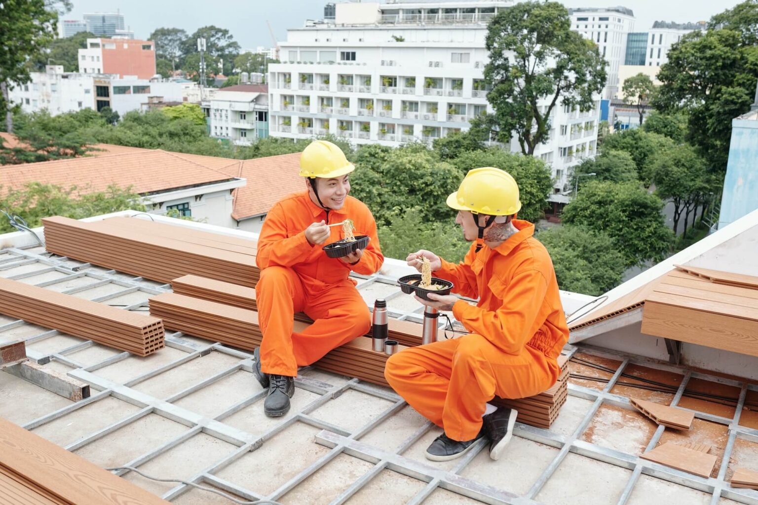 Dachdecker-Team bei der Pause auf der Baustelle