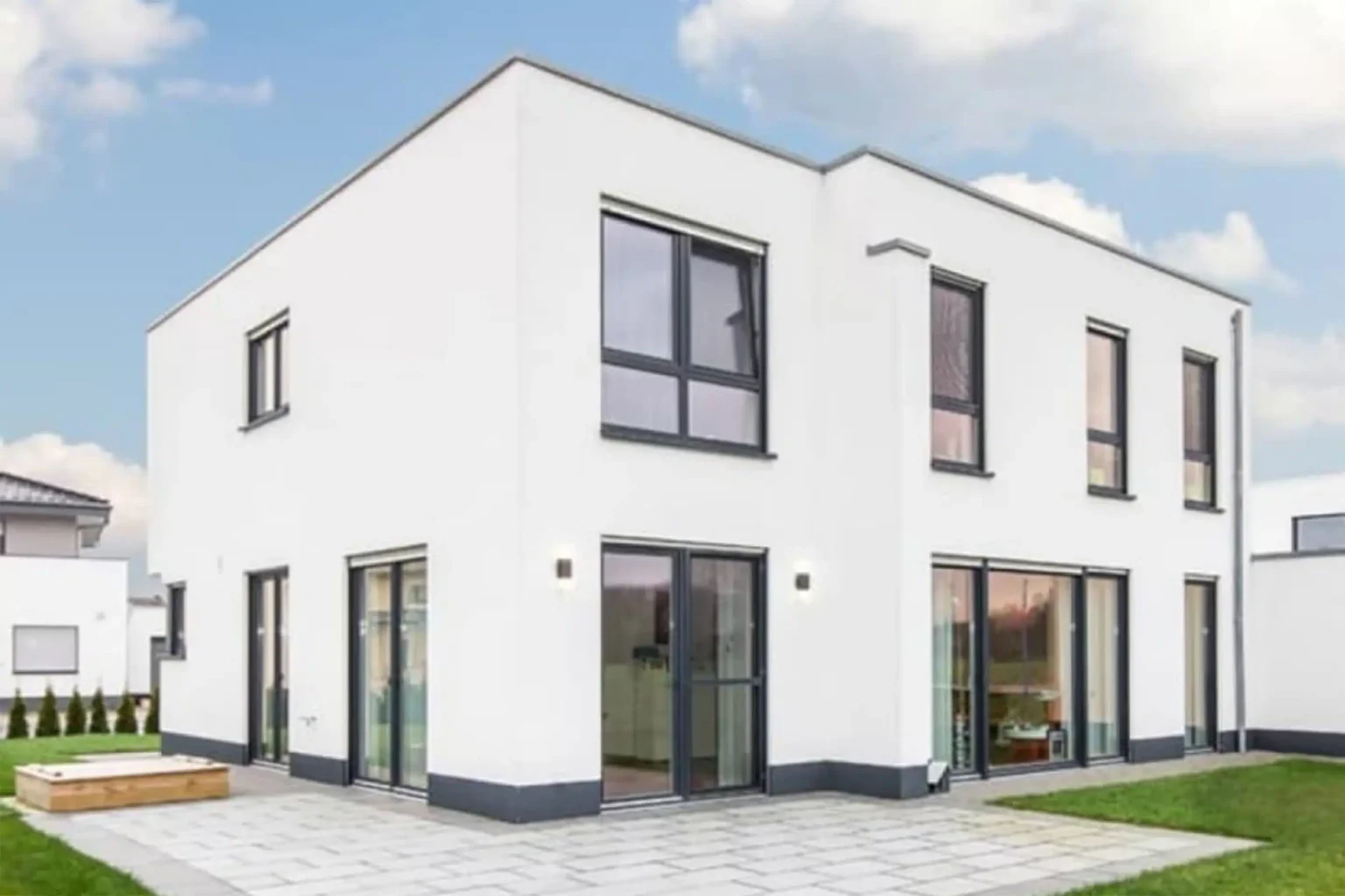 Modernes Gebäude mit Flachdach