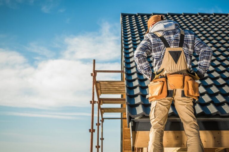 Arbeiten am geöffneten Dach beim Einbau eines Dachfensters