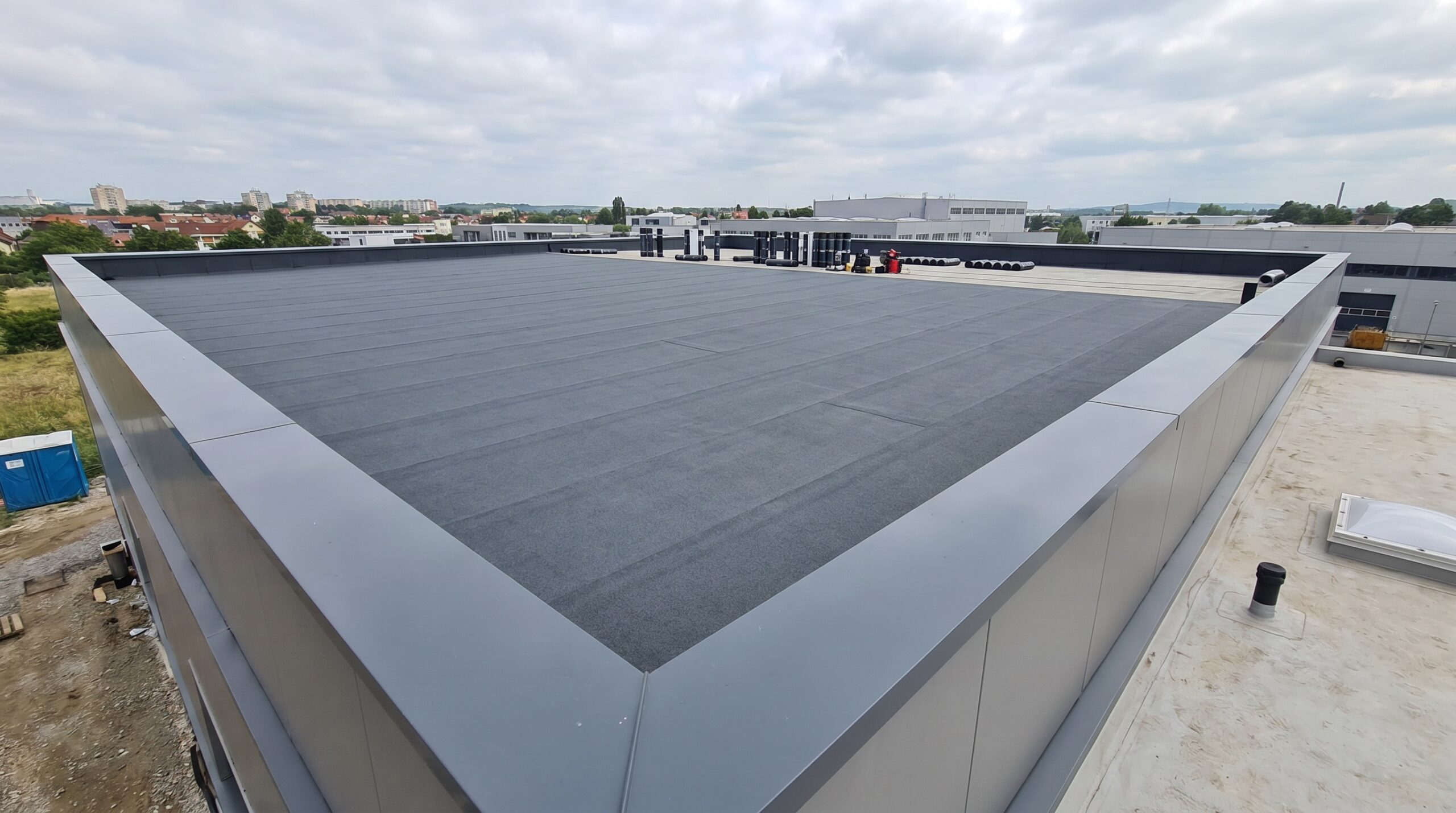 Flachdach abdichten: EPDM, Bitumen & PVC/FPO-Folie im Vergleich