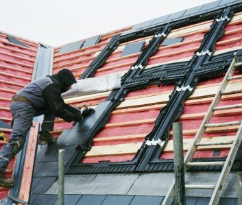 a-roofer-replacing-the-tiles-on-a-house-roof-1024x682-1.jpg
