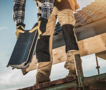 roofer-with-ceramic-tiles-1024x682-1.jpg