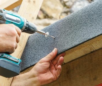 screw-on-the-roofing-felt-1.jpg